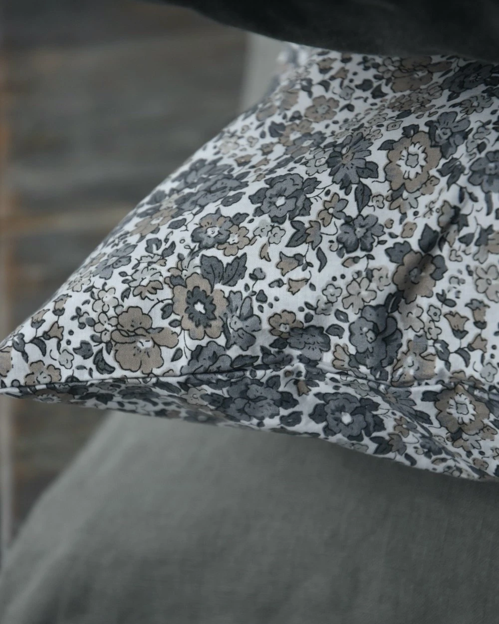 Gebloemde Kussenhoes Met Grijze En Taupe Bloemen, IB Laursen 4 Gebloemde Kussenhoes Met Grijze En Taupe Bloemen, IB Laursen - Afbeelding 2