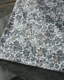 Gebloemde Kussenhoes Met Grijze En Taupe Bloemen, IB Laursen 12 Gebloemde Kussenhoes Met Grijze En Taupe Bloemen, IB Laursen -Ib Laursen gebloemde kussenhoes wit met grijze en taupe bloemen ib laursen 2