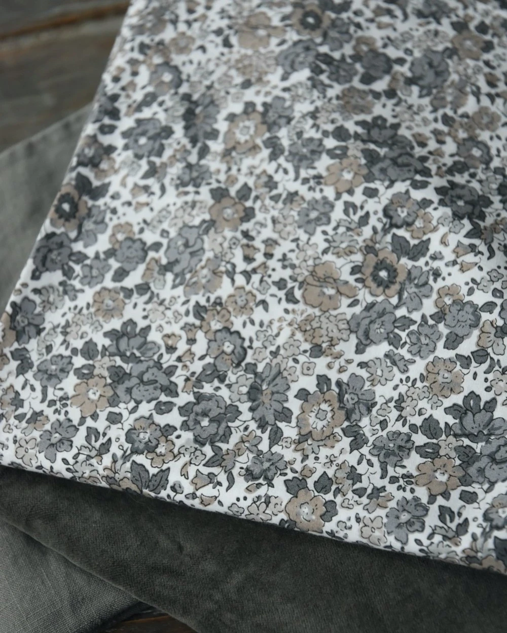 Gebloemde Kussenhoes Met Grijze En Taupe Bloemen, IB Laursen 5 Gebloemde Kussenhoes Met Grijze En Taupe Bloemen, IB Laursen - Afbeelding 3
