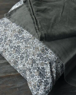 Gebloemde Kussenhoes Met Grijze En Taupe Bloemen, IB Laursen 13 Gebloemde Kussenhoes Met Grijze En Taupe Bloemen, IB Laursen -Ib Laursen gebloemde kussenhoes wit met grijze en taupe bloemen ib laursen 3