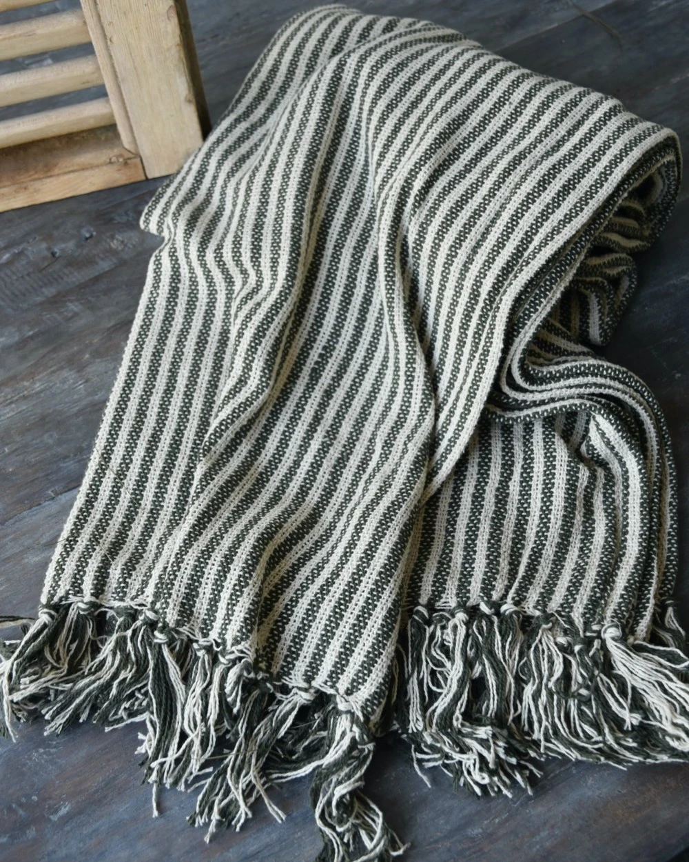 Geweven Sprei Olijfgroen Gebroken Wit Gestreept Met Kwastjes, IB Laursen 3 Geweven Sprei Olijfgroen Gebroken Wit Gestreept Met Kwastjes, IB Laursen