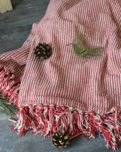 Geweven Woonkleed/ Sprei Gebroken Wit Met Fijne Rode Strepen, IB Laursen -Ib Laursen geweven woonkleed sprei gebroken wit met fijne rode strepen ib laursen 1 2