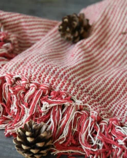 Geweven Woonkleed/ Sprei Gebroken Wit Met Fijne Rode Strepen, IB Laursen -Ib Laursen geweven woonkleed sprei gebroken wit met fijne rode strepen ib laursen 1 4