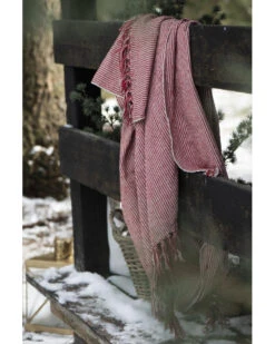 Geweven Woonkleed/ Sprei Gebroken Wit Met Fijne Rode Strepen, IB Laursen -Ib Laursen geweven woonkleed sprei gebroken wit met fijne rode strepen ib laursen 1 5