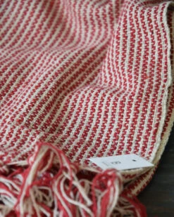 Geweven Woonkleed/ Sprei Gebroken Wit Met Fijne Rode Strepen, IB Laursen -Ib Laursen geweven woonkleed sprei gebroken wit met fijne rode strepen ib laursen 1 7