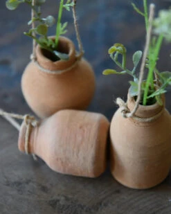 Handgemaakte Aardewerk Flesjes Met Ophang Touw Set Van 3, IB Laursen 12 Handgemaakte Aardewerk Flesjes Met Ophang Touw Set Van 3, IB Laursen -Ib Laursen handgemaakte aardewerk flesjes met ophang touw set van 3 ib laursen 2