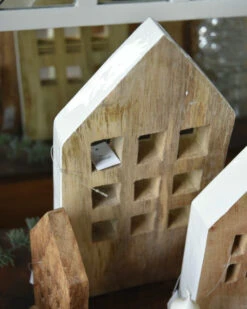 Huis Van Naturel Hout Met Glanzende Witte Rand En Open Ramen, IB Laursen -Ib Laursen huis van naturel hout met glanzende witte rand en open ramen ib laursen 2