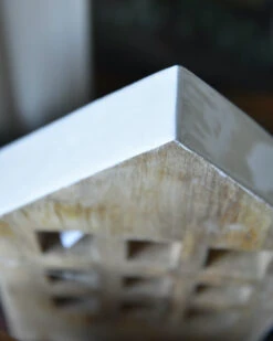 Huis Van Naturel Hout Met Glanzende Witte Rand En Open Ramen, IB Laursen -Ib Laursen huis van naturel hout met glanzende witte rand en open ramen ib laursen 4