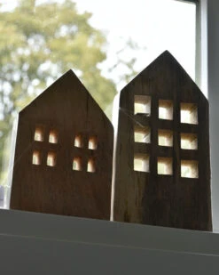 Huis Van Naturel Hout Met Glanzende Witte Rand En Open Ramen, IB Laursen -Ib Laursen huis van naturel hout met glanzende witte rand en open ramen ib laursen 7