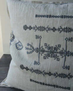 Kussen Hoes Linnenlook Met Grijs Borduursel, IB Laursen -Ib Laursen kussenhoes linnenlook met grijs borduursel ib laursen 3