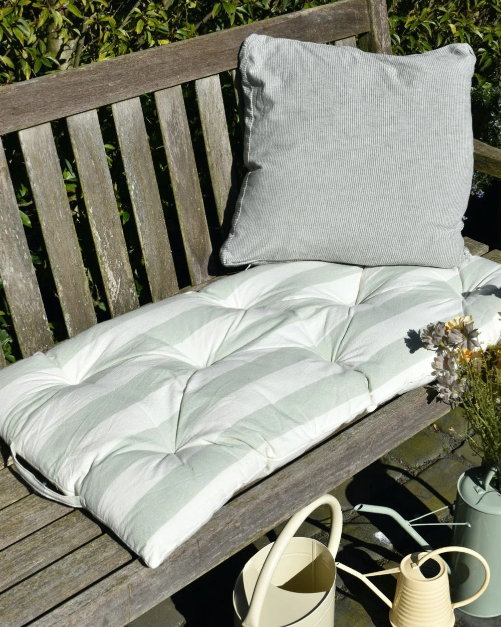 Matras Kussen Breed Gestreept In Gebroken Wit En Zacht Groen, IB Laursen 3 Matras Kussen Breed Gestreept In Gebroken Wit En Zacht Groen, IB Laursen