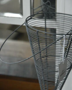 Metalen Draadmand Horizontaal In Punt Met Hengsel Zink Grijs, IB Laursen -Ib Laursen metalen draadmand horizontaal in punt met hengsel zink grijs ib laursen 4