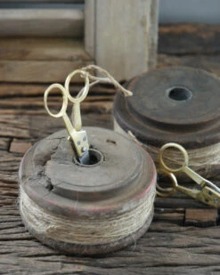 Oud Houten Spoel Met Touw En Schaartje, IB Laursen -Ib Laursen oud houten spoel met touw en schaartje ib laursen 2