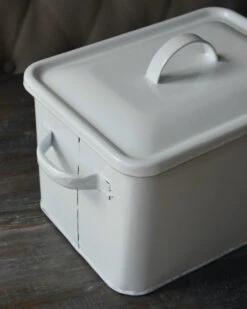 Wit Emaille Brood Trommel Met Oren En Deksel, IB Laursen 12 Wit Emaille Brood Trommel Met Oren En Deksel, IB Laursen -Ib Laursen wit emaille brood trommel met oren en deksel ib laursen 4