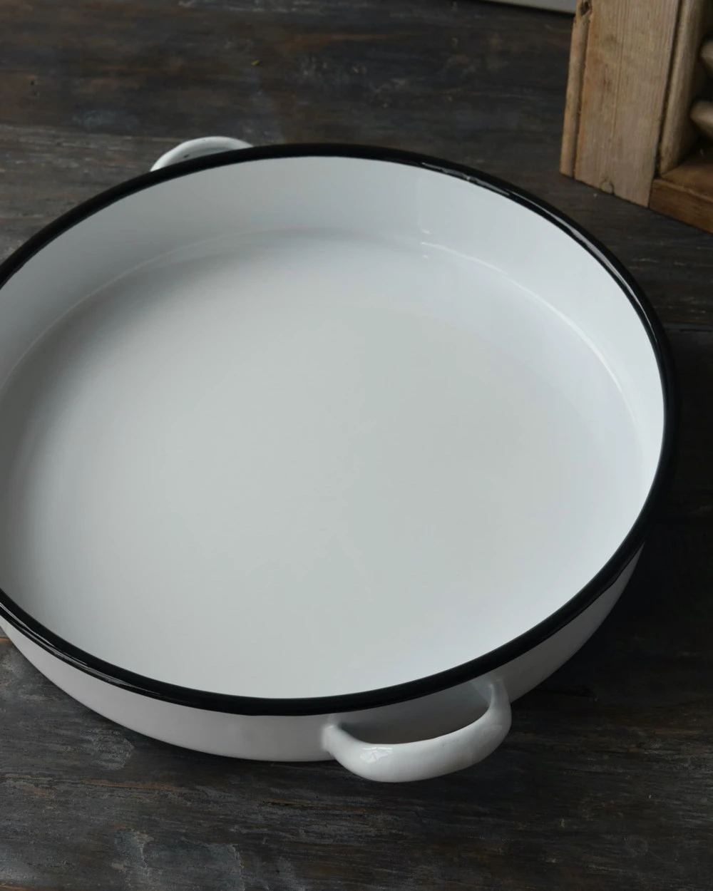 Wit Emaille Schaal Met Twee Handvaten En Zwarte Rand, IB Laursen 4 Wit Emaille Schaal Met Twee Handvaten En Zwarte Rand, IB Laursen - Afbeelding 2