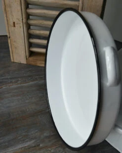 Wit Emaille Schaal Met Twee Handvaten En Zwarte Rand, IB Laursen 12 Wit Emaille Schaal Met Twee Handvaten En Zwarte Rand, IB Laursen -Ib Laursen wit emaille schaal met twee handvaten en zwarte rand ib laursen 3