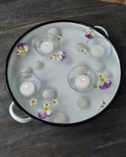 Wit Emaille Schaal Met Twee Handvaten En Zwarte Rand, IB Laursen 13 Wit Emaille Schaal Met Twee Handvaten En Zwarte Rand, IB Laursen -Ib Laursen wit emaille schaal met twee handvaten en zwarte rand ib laursen 4