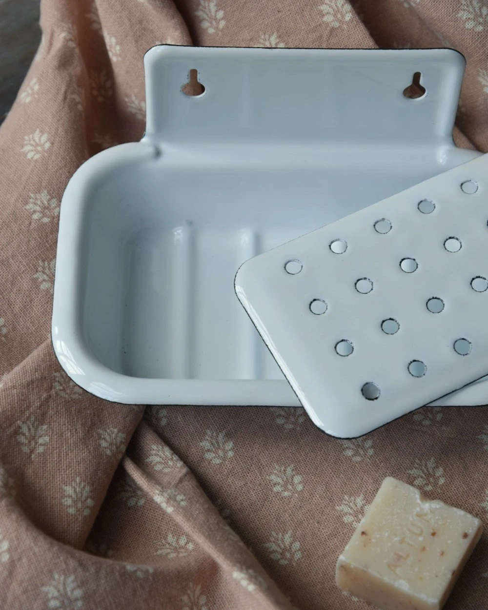 Wit Emaille Zeep Schaaltje Met Uitdruip Inleg, IB Laursen 4 Wit Emaille Zeep Schaaltje Met Uitdruip Inleg, IB Laursen - Afbeelding 2