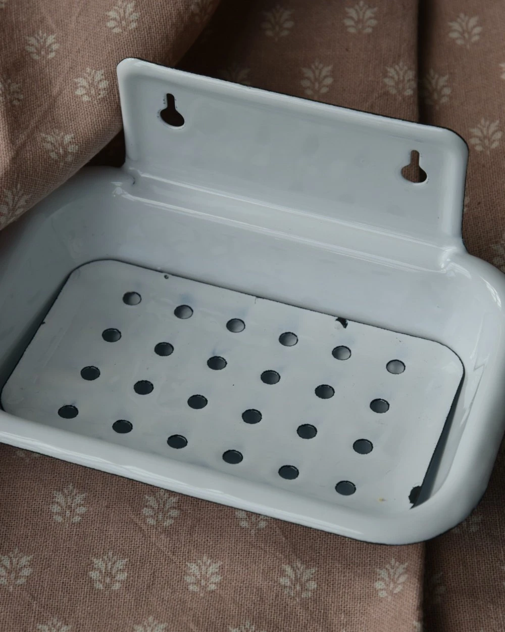 Wit Emaille Zeep Schaaltje Met Uitdruip Inleg, IB Laursen 5 Wit Emaille Zeep Schaaltje Met Uitdruip Inleg, IB Laursen - Afbeelding 3