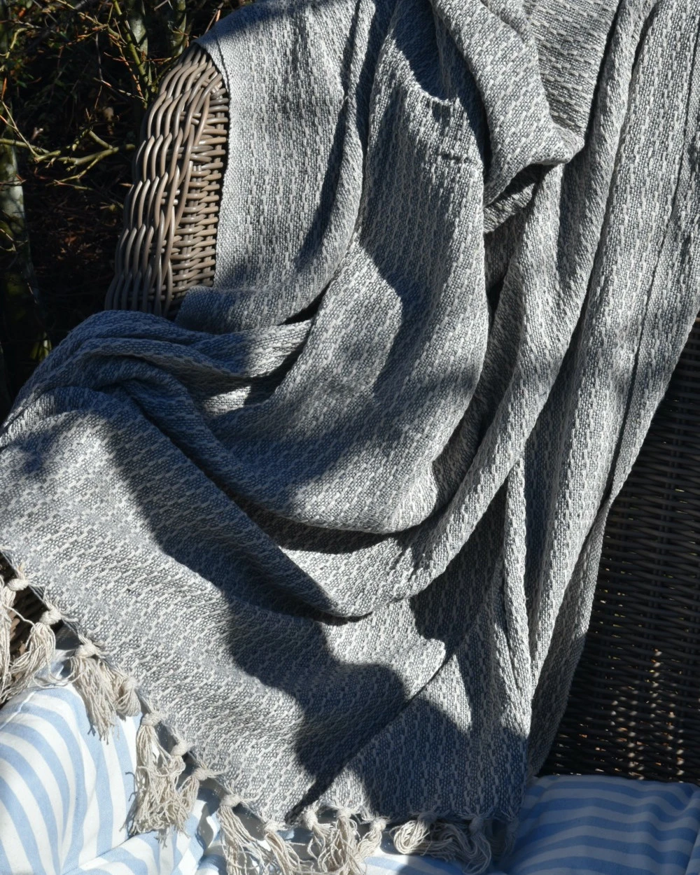 Woonkleed Sprei In Gebroken Wit Met Zacht Blauw/grijs, IB Laursen 4 Woonkleed Sprei In Gebroken Wit Met Zacht Blauw/grijs, IB Laursen - Afbeelding 2