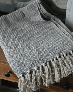 Woonkleed Sprei In Gebroken Wit Met Zacht Blauw/grijs, IB Laursen 13 Woonkleed Sprei In Gebroken Wit Met Zacht Blauw/grijs, IB Laursen -Ib Laursen woonkleed sprei in gebroken wit met zacht blauwgrijs ib laursen 5