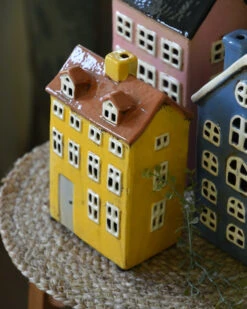 Zonnig Geel Theelicht Pakhuis Met Dakkapellen Nyhavn, IB Laursen -Ib Laursen zonnig geel theelicht pakhuis met dakkapellen nyhavn ib laursen 2