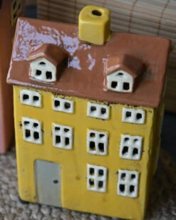 Zonnig Geel Theelicht Pakhuis Met Dakkapellen Nyhavn, IB Laursen -Ib Laursen zonnig geel theelicht pakhuis met dakkapellen nyhavn ib laursen 4